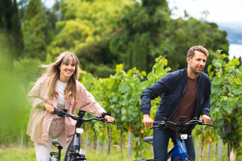 pareja e-bike feliz