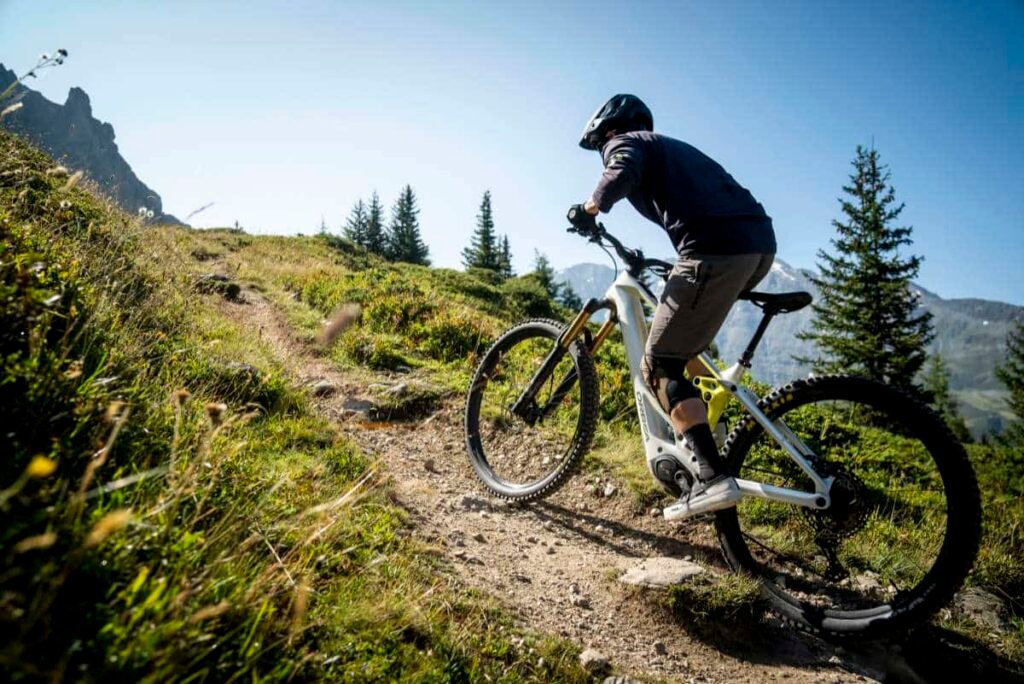 bicicleta eléctrica en uso en montaña