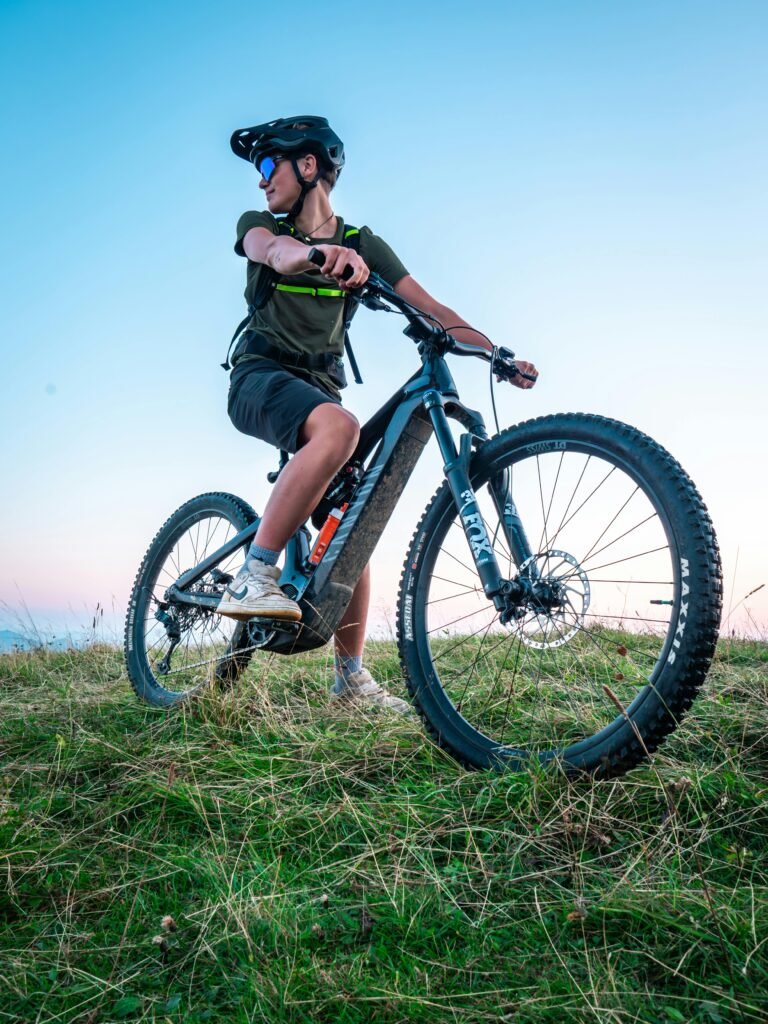 bicicleta eléctrica en uso en montaña